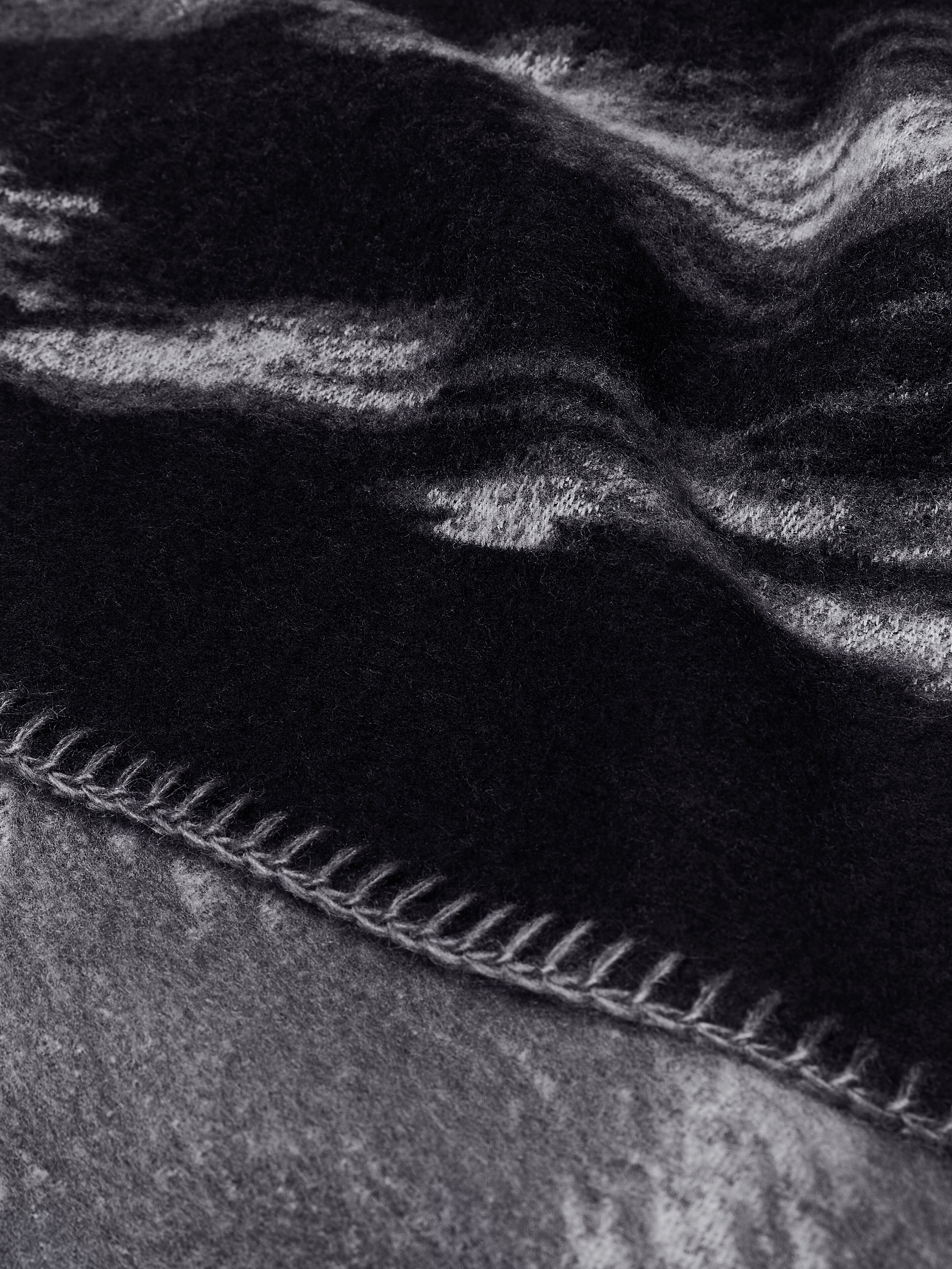 Scarf in wool jacquard with animal print